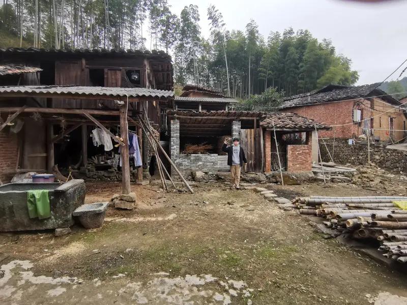 92岁老人父亲节睡梦中遭邻居杀害，凶手为何因琐事行凶？
92岁的平某龙在2025