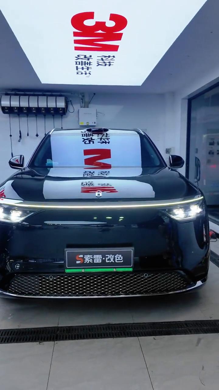 问界系列：航空铝地板五座款。
承美车居，专注新能源轻改。