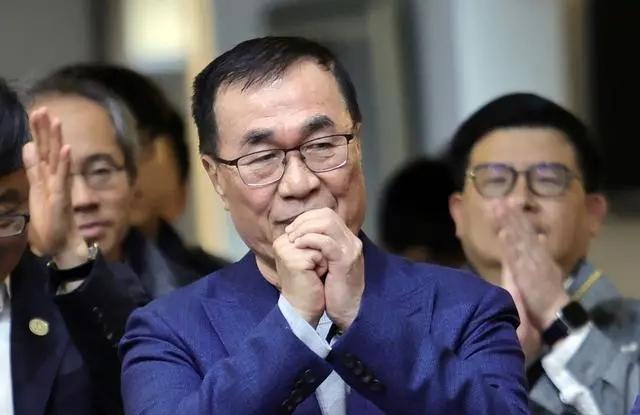 原本以为李四川可以稳赢苏巧慧，没想到竟然打成了胶着状。
        据岛内一