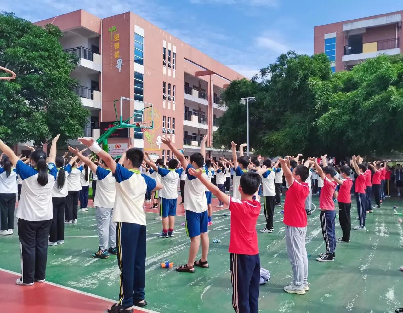 最近啊，我真的是看到好多老师因为尽心尽力地管教学生，反而被学生或者家长举报投诉的