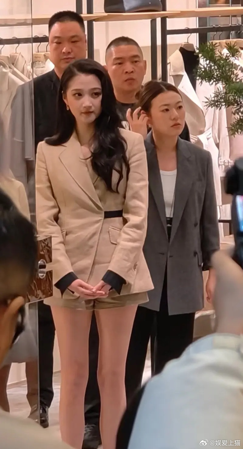 关晓彤线下活动图片，她这个造型好显老啊 