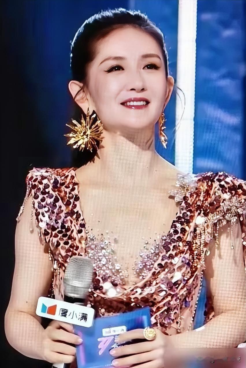 浪姐五公舞台，谢娜像是变了一个人。
褪去往日大大咧咧、热闹张扬的主持风格，整场沉