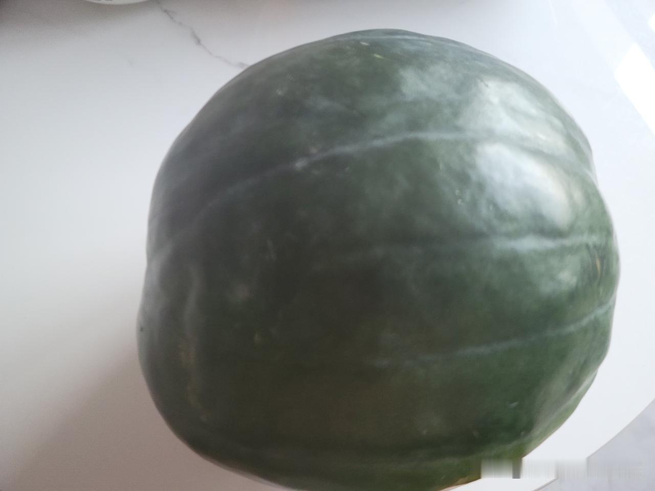 今天返程，小妹去老家早市给我买了很多本地特产，刚下来的一种有名的瓜，小妹给我买了