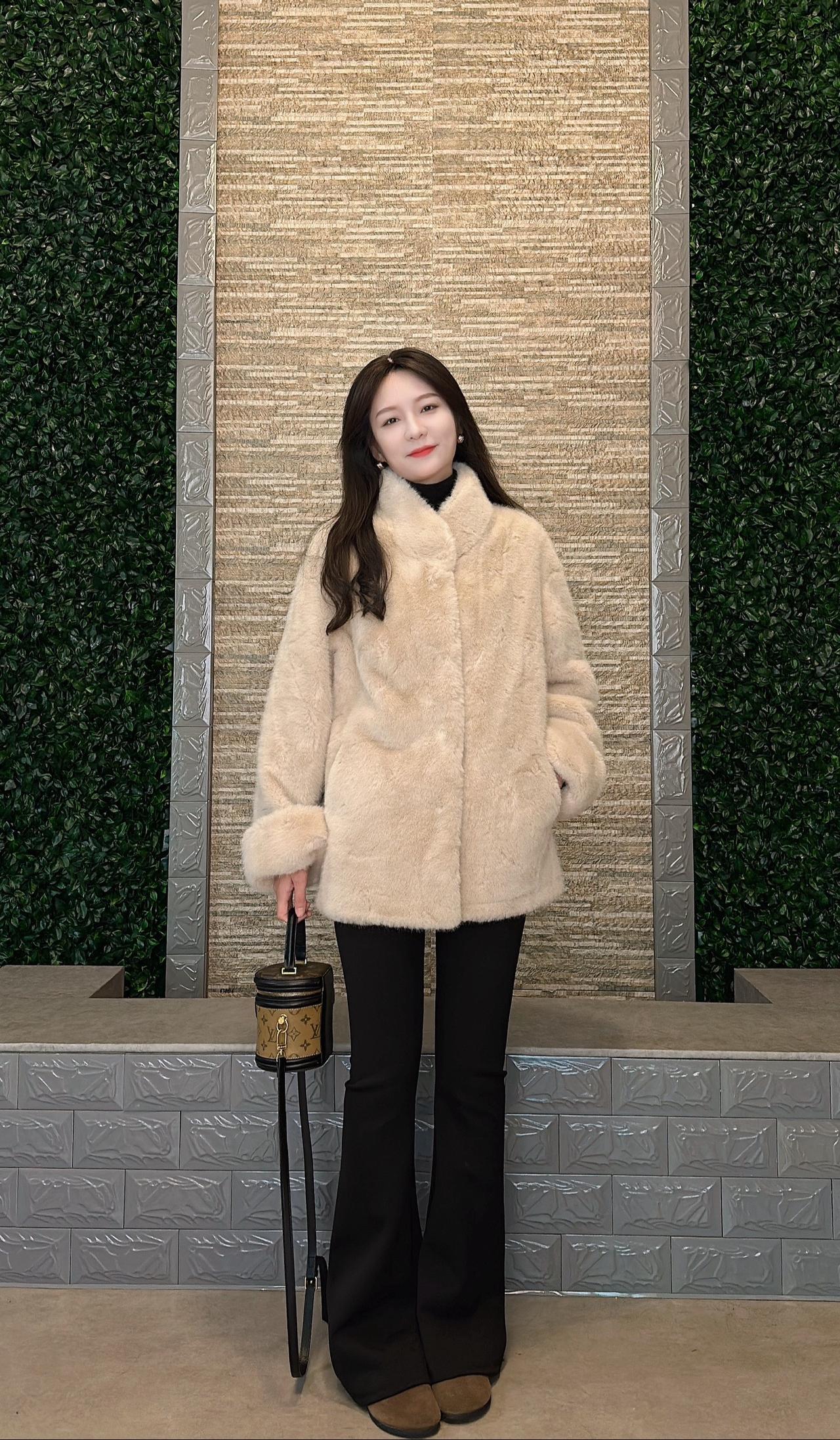 比起虚晃的幸福 长久的平静显得更有意义毛毛外套 过年穿搭