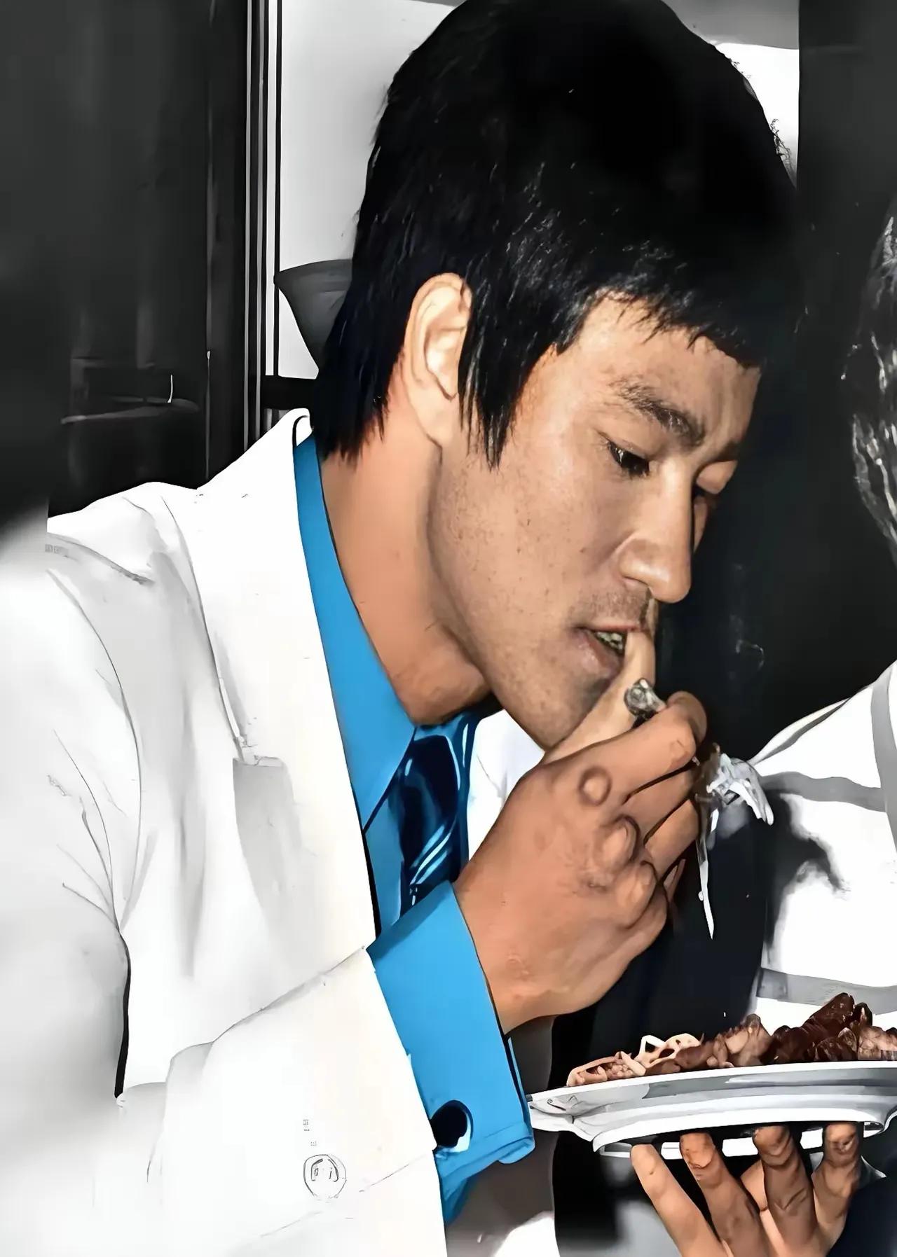 名人轶事：大家看看李小龙的手，这是长期练拳的结果。感叹功夫不是一朝一夕的事啊！
