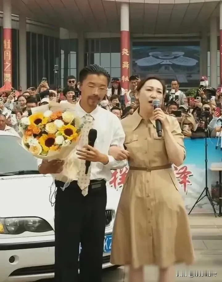 如果不说是他丈母娘，还以为是两口子呢！

其实这是郭有才和他丈母娘，郭直播的时候