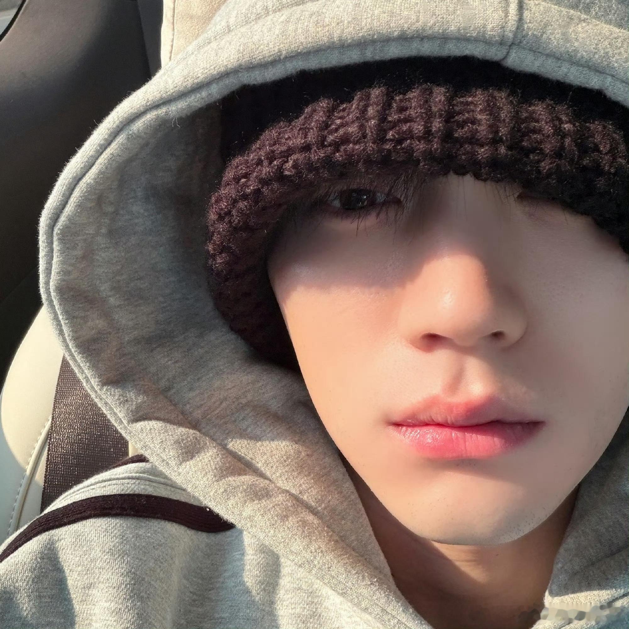 周翊然冬日自拍，氛围感男头有了