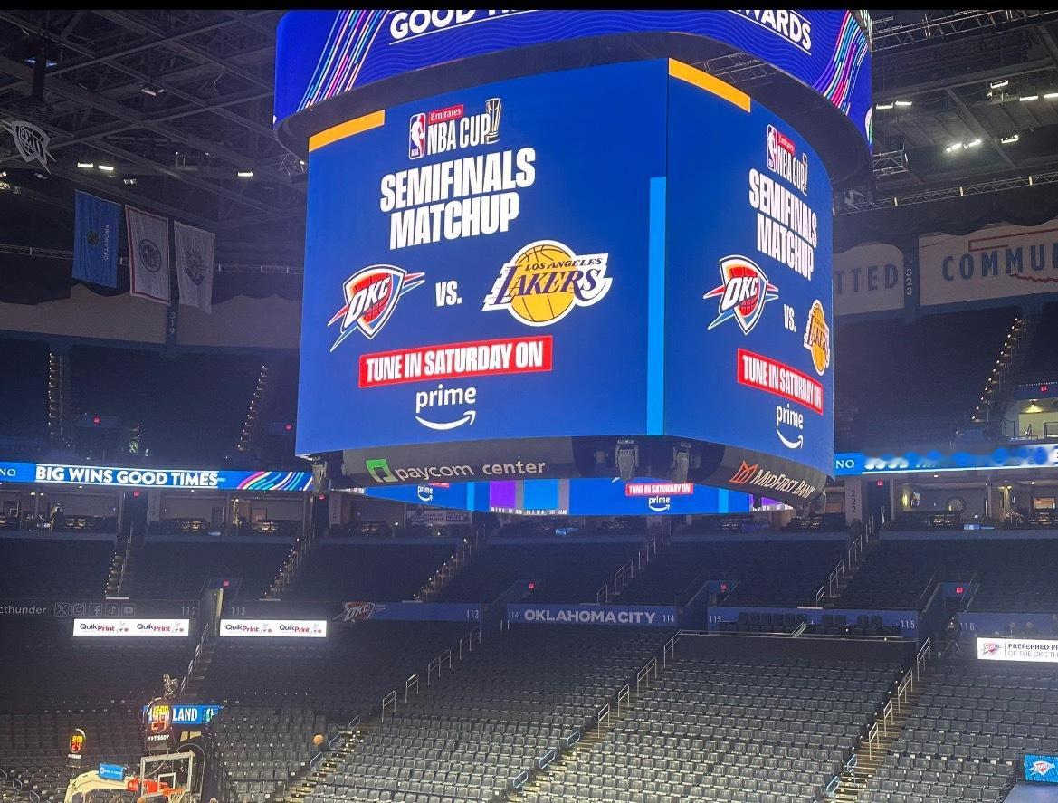 这怎么还带提前剧透的？雷霆主场大屏幕上出现NBA杯半决赛对战湖人的画面！可是比赛