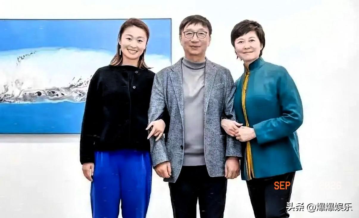 一张2023年的合影，让不少网友心生感慨。这张照片拍摄于北京今日美术馆，当时68