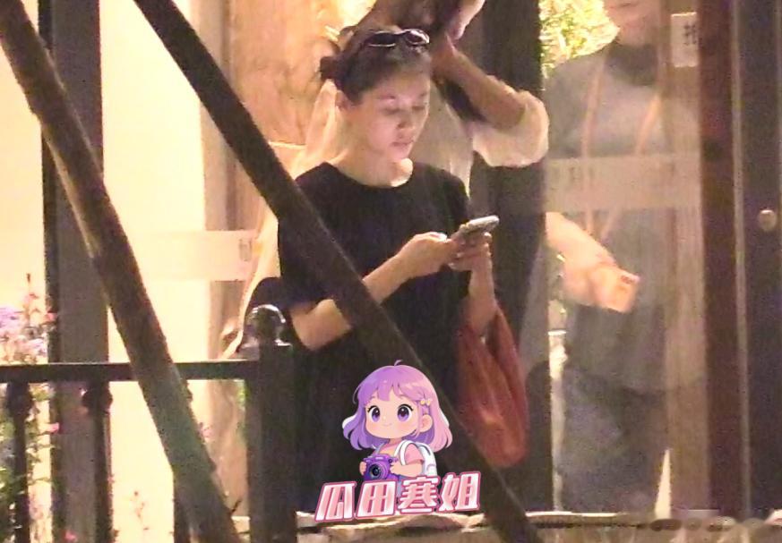 王子文日常状态慵懒好有松弛感王子文和朋友聚餐状态真不错啊。聚餐结束后，王子文梳着