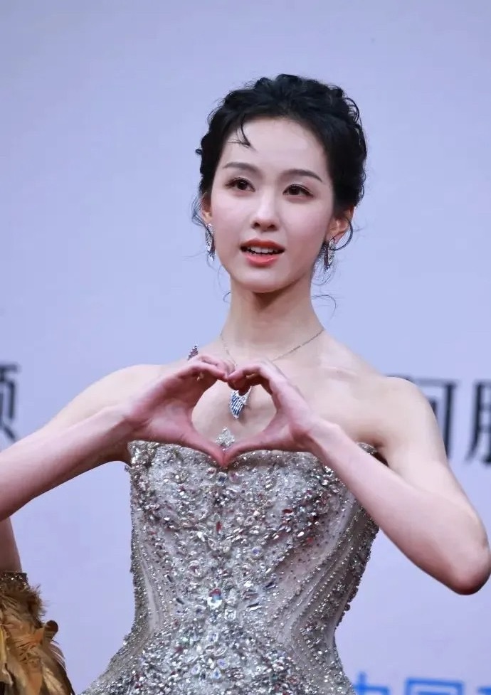 168的身高，90斤的体重，女明星们都好卷啊，都是为了上镜好看点 