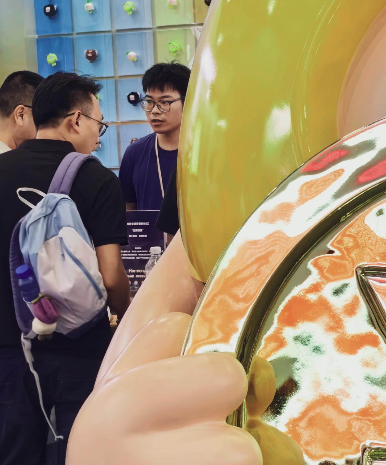 随手拍了一张，阳光打下来，镜头里有一种柔光。背景的小怪兽背景墙自带童话滤镜。不用