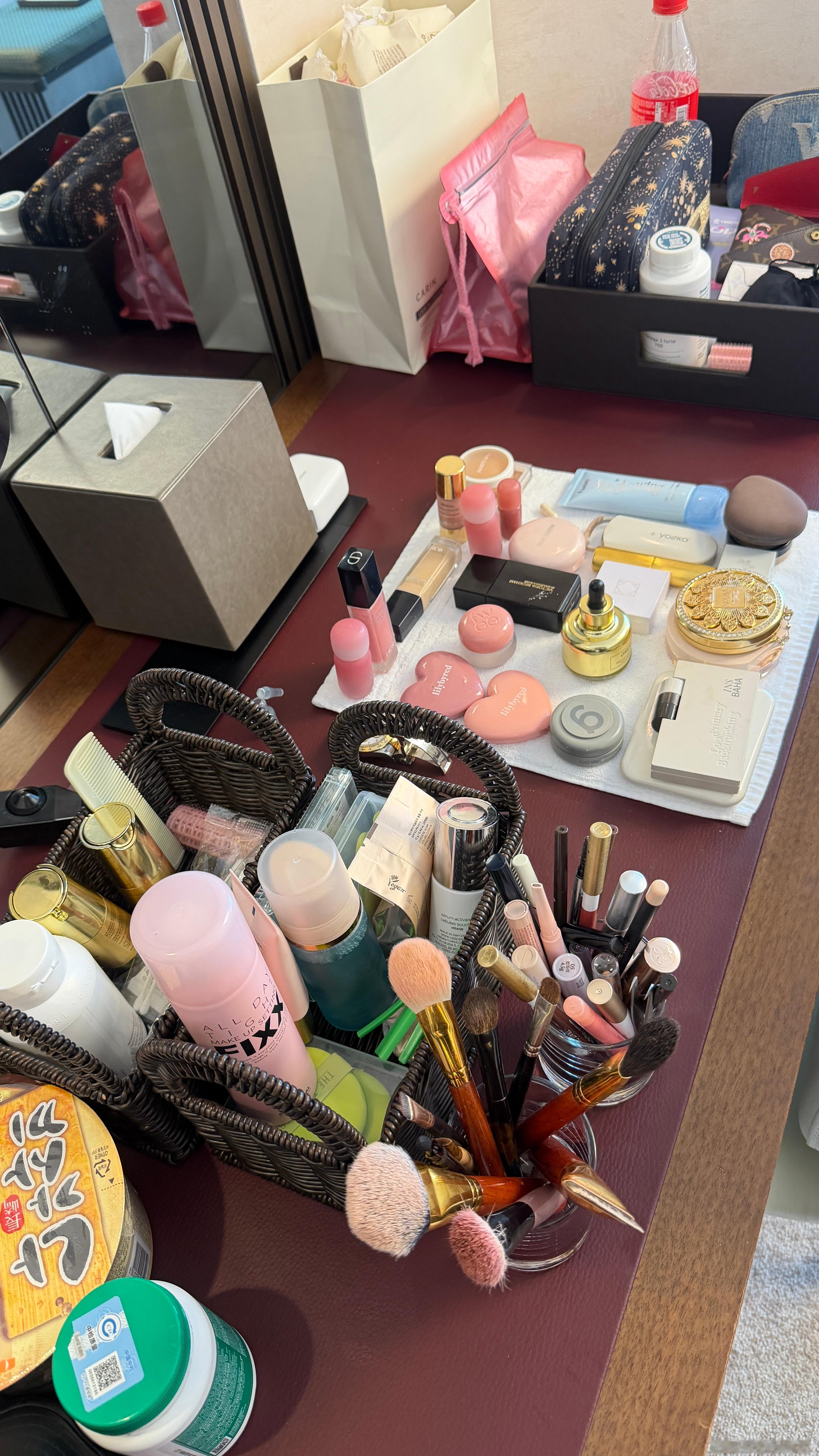 一回到酒店 看见化妆品如此摆放 …哎哟 真心很喜欢Josun服务真的很好以后来韩