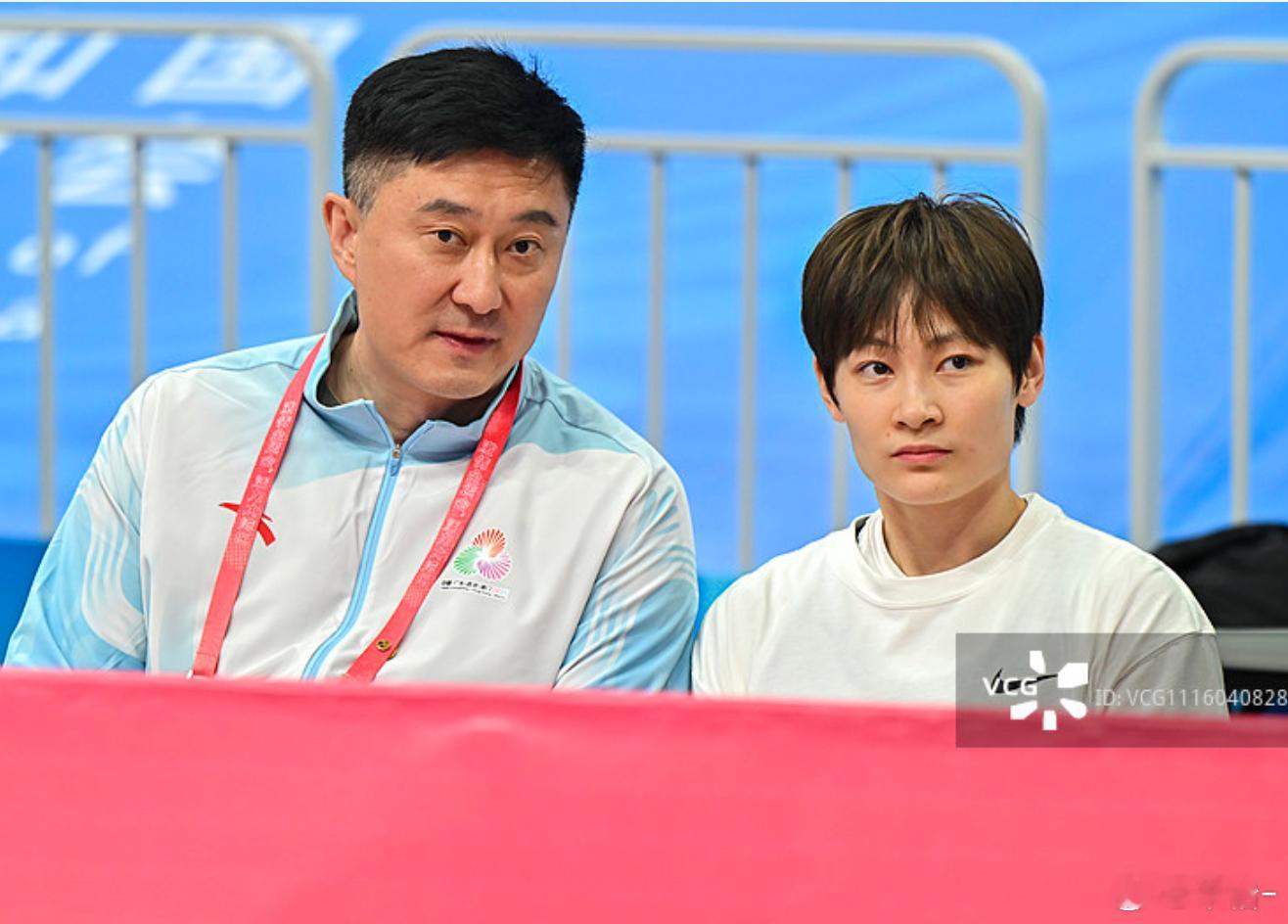 杜锋指导来到广东女篮vs四川女篮决赛现场助阵！
