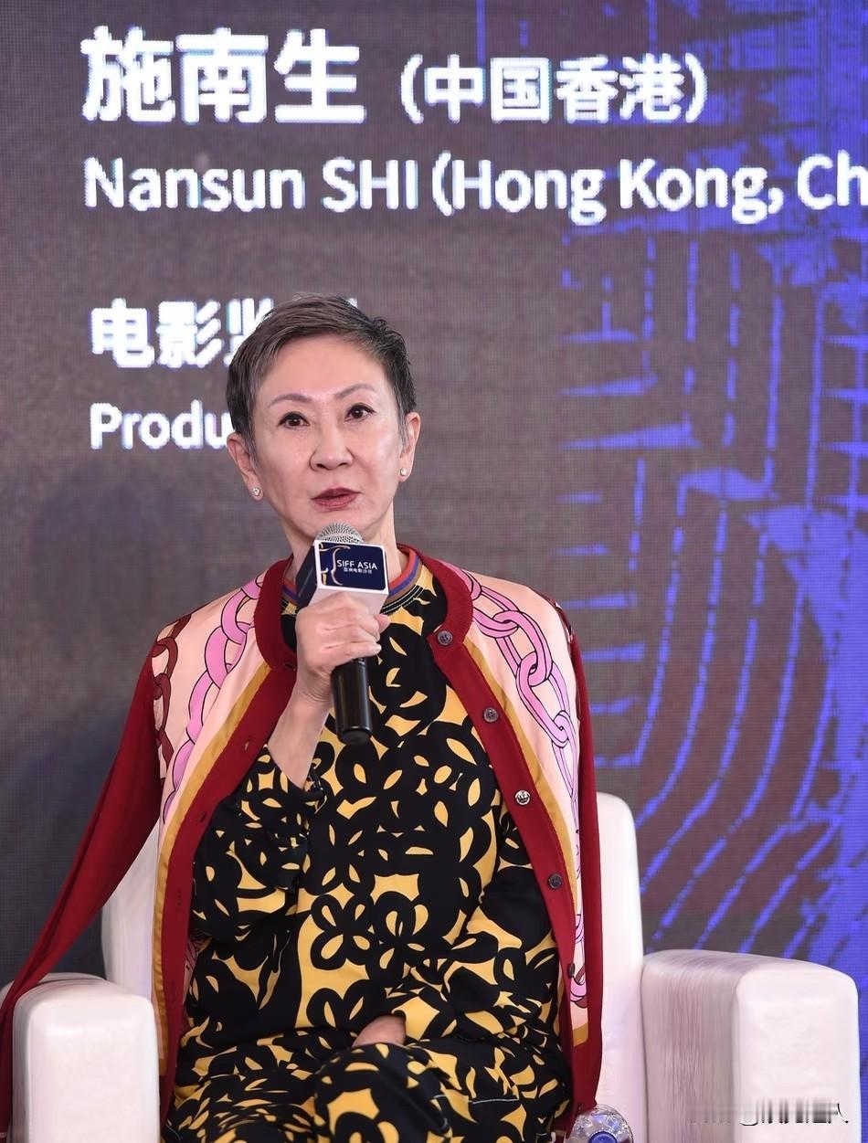 施南生应该是全香港最会穿搭、最有品味的女人吧！每次亮相都赏心悦目！不像74岁的年