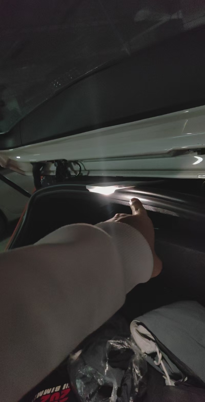 有一说一啊，iPhone Air的硬度真心可以，拿东西放在车后尾箱上面，车门关不