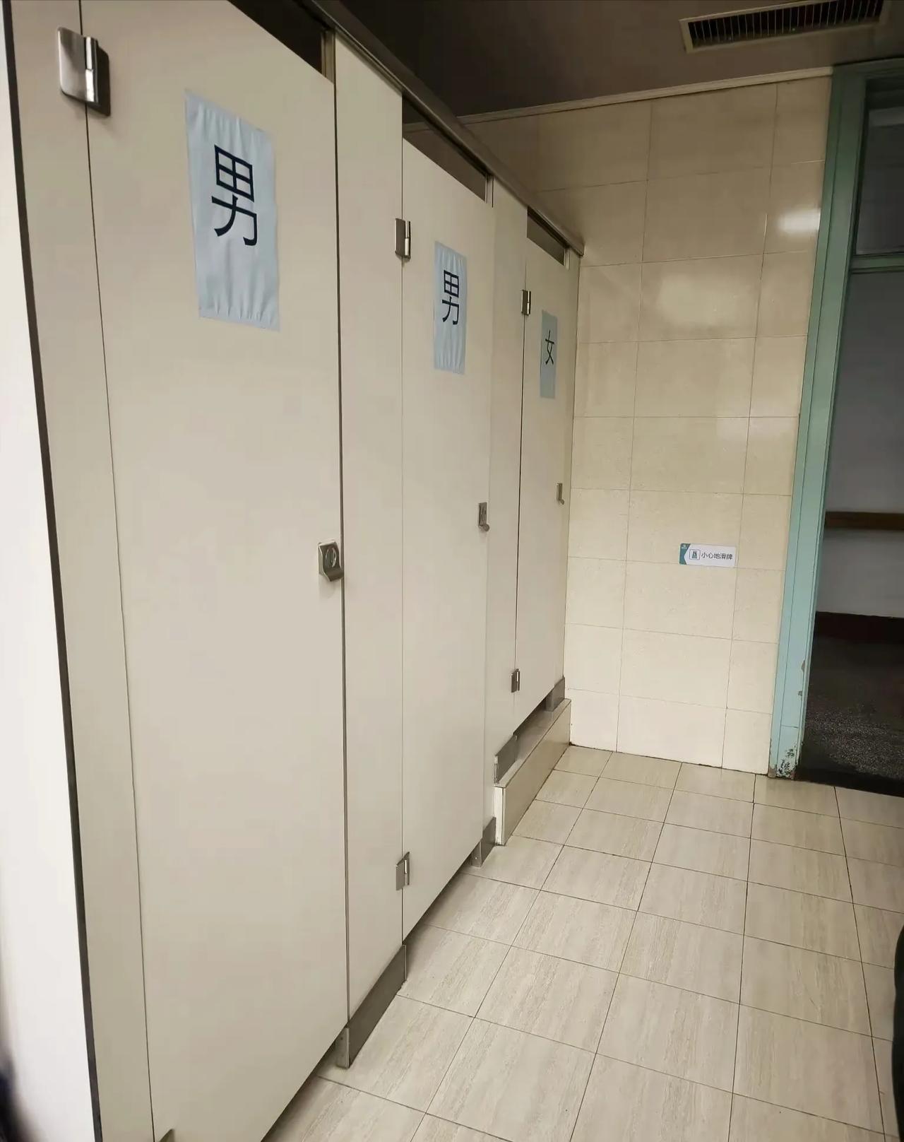 今天在医院发生了一件有点尴尬的事情。因为最近在住院，我们这一层的病房都是男患者，