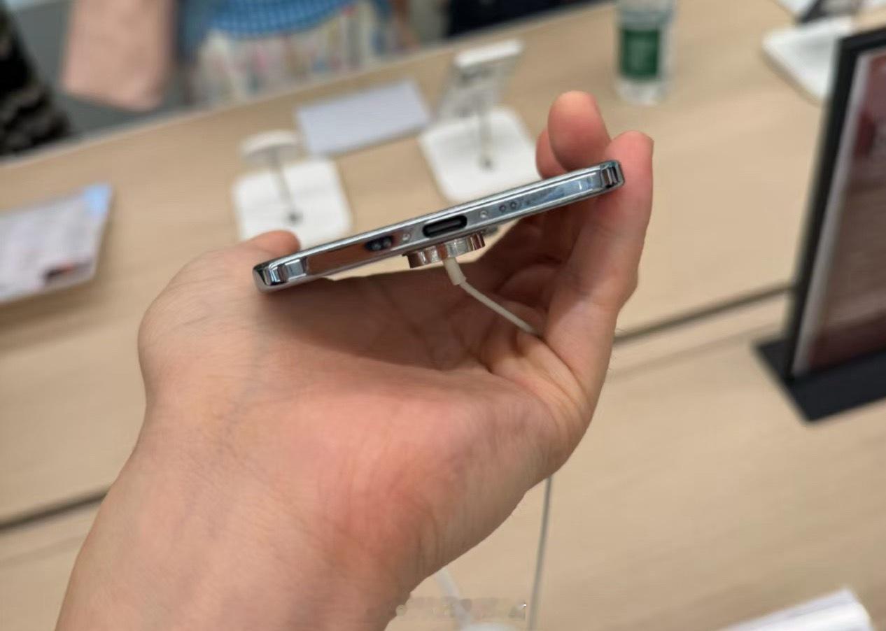 咱就是说，这iPhone Air拿手里是真精致——这机身薄得跟片儿似的，白色后壳