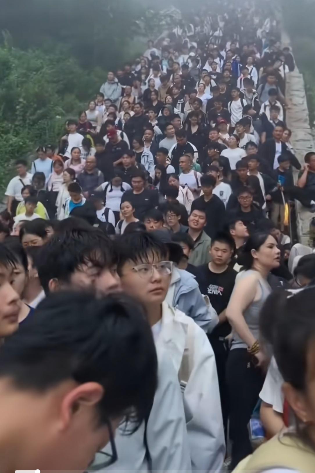 旅游就是人们出于休闲、离开惯常居住环境，前往异地进行短期停留的旅行及相关活动。核