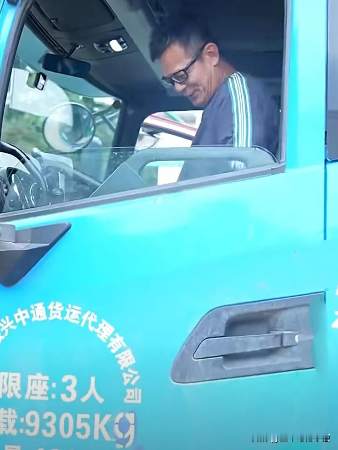 射雕大侠郭靖想要当货车司机！近日，靖哥哥黄日华被展昭何家劲邀请开货车，可惜靖哥哥