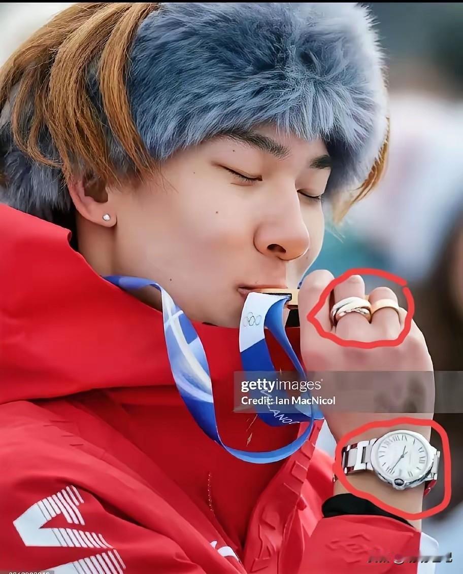 有一件事，
不知道大家发现没有，
苏翊鸣这次拿下冬奥会中国首金，最开心的不是他的