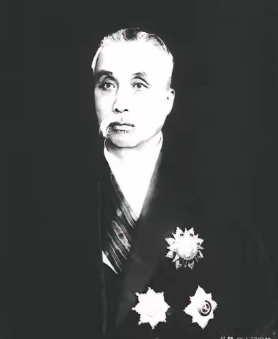 民国大员徐世昌，一天的生活极为有序，大体安排如下：黎明时起床，练气功，8时洗漱结