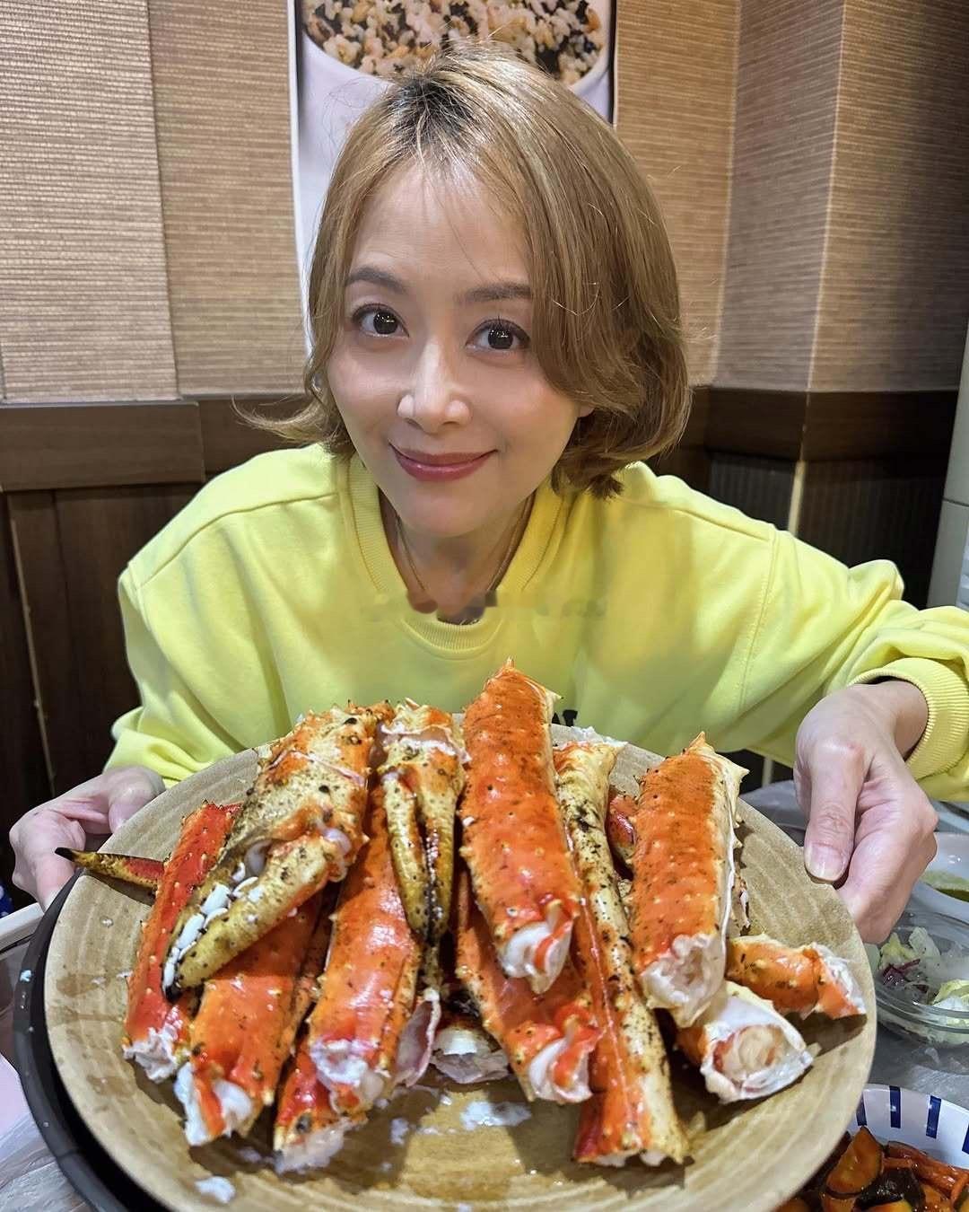 姚乐怡一家三口外出吃饭 ​​​