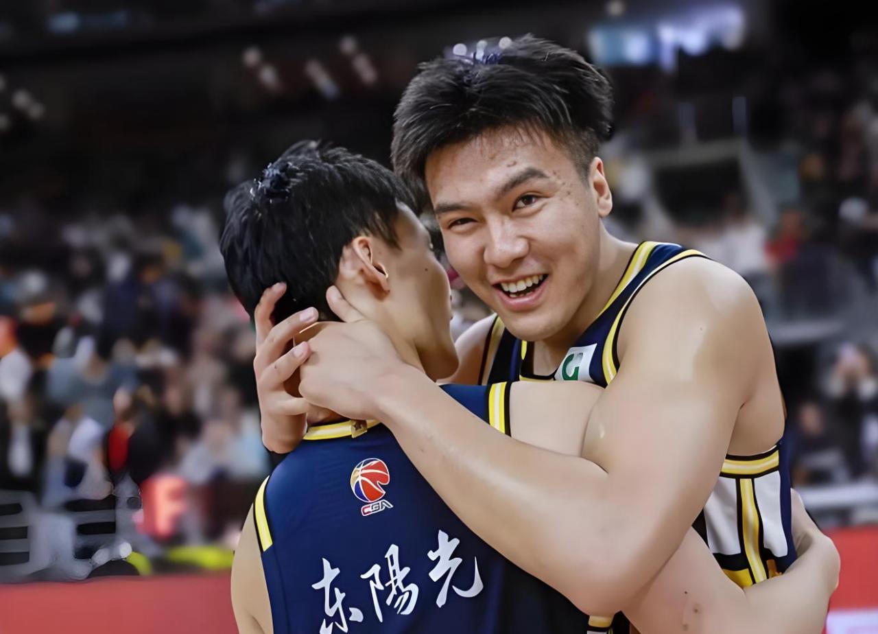 广东队旧将正式宣布加盟同曦队，球迷：希望再次展现“拼命三郎”的风采，加油！
被球