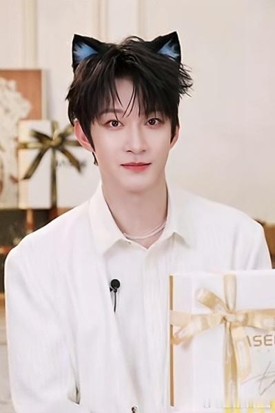 ceq “海浪是大海献给黄昏的温柔   遇见你是世界献给我说温柔”