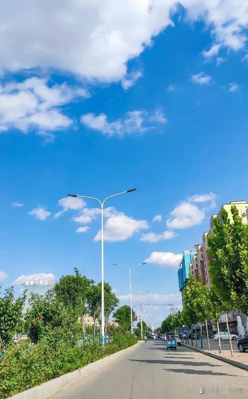 风花雪月的浪漫
终究抵挡不住
现实版的柴米油盐
无论春夏秋冬
还是雨雪雷电
各自