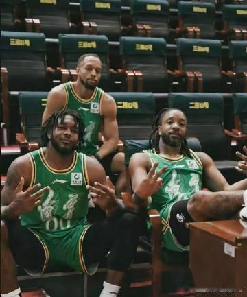 没走啊，别瞎说~威尔斯，奥利弗，杰隆布朗共同更新了同一张照片（大莫呢？大莫呢？）