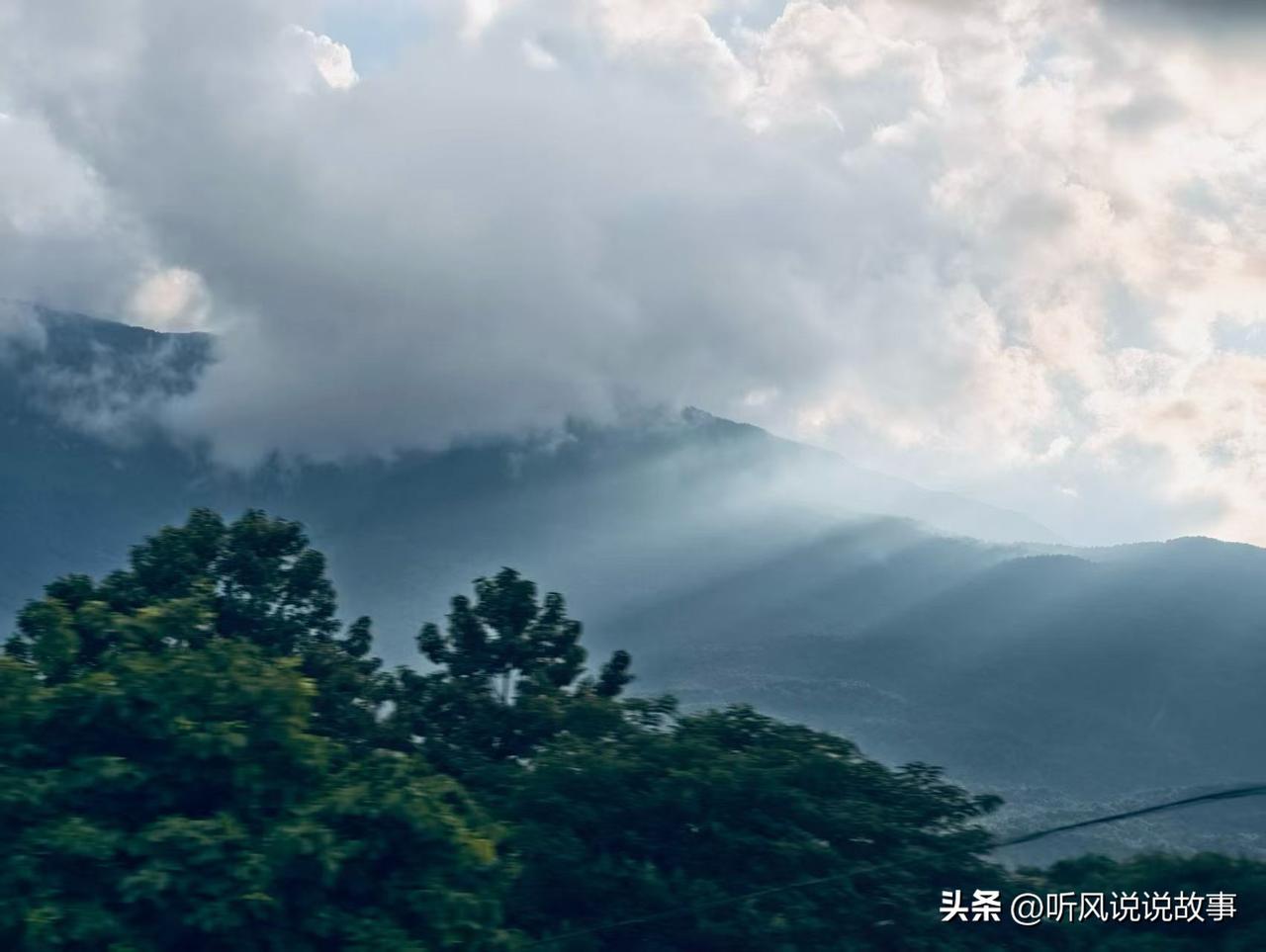 ❤️万物皆有裂痕，那是光照进来的地方。那些走过的痛、熬过的夜、流过的泪，不是在消