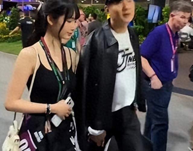 相差21岁被嘲像父女，林俊杰F1散场一个动作，让所有人闭嘴！