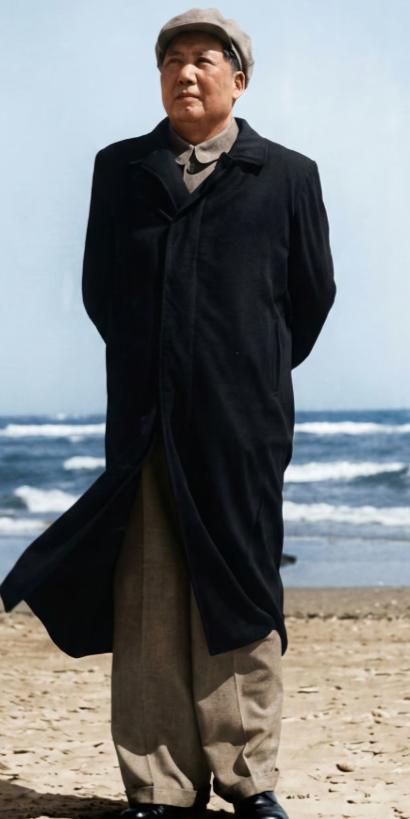 “为人民服务”，是毛泽东一生最鲜明的精神标识，也是中国共产党人的根本宗旨。
 