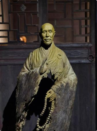 弘一法师说：“人活着，不要太能干了，
太能干的人，
到老了身体都不好。
当你喊苦