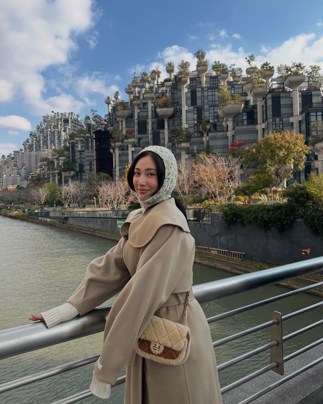 香港女星蔡嘉欣2019年参选港姐入行，因常晒名牌炫富被称为“拜金港姐”。2023