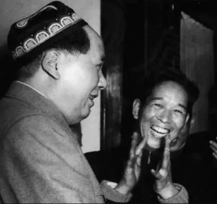 戴着维吾尔式帽子的毛主席

1949年9月24日，中南海怀仁堂。中国人民政治协商