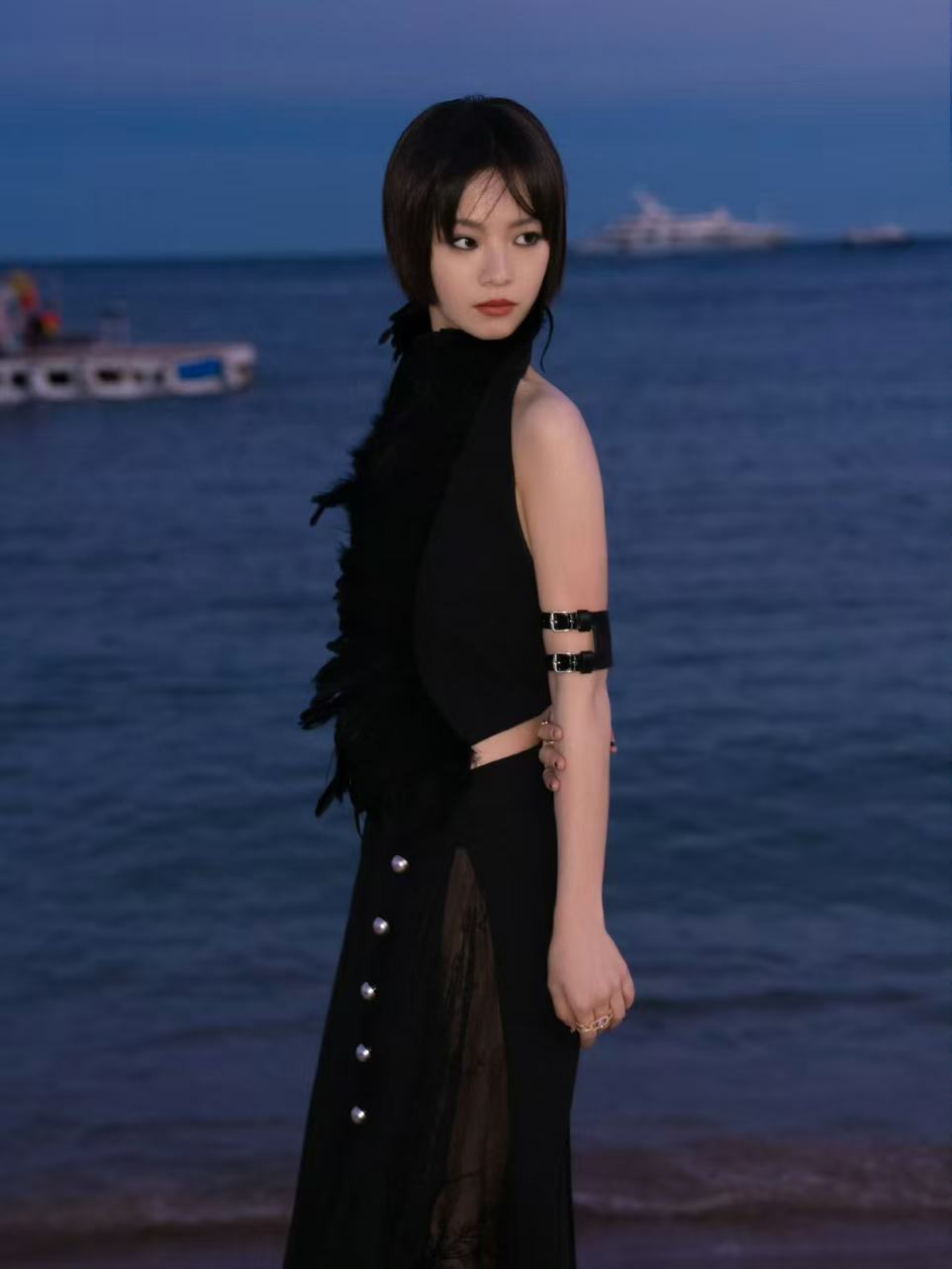 李庚希戛纳出图李庚希戛纳海边黑天鹅李庚希戛纳海边黑天鹅 