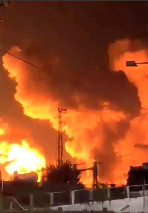 凌晨六点，7枚航空炸弹。
 
就在美国总统特朗普兴高采烈地发帖，向全世界宣布“我