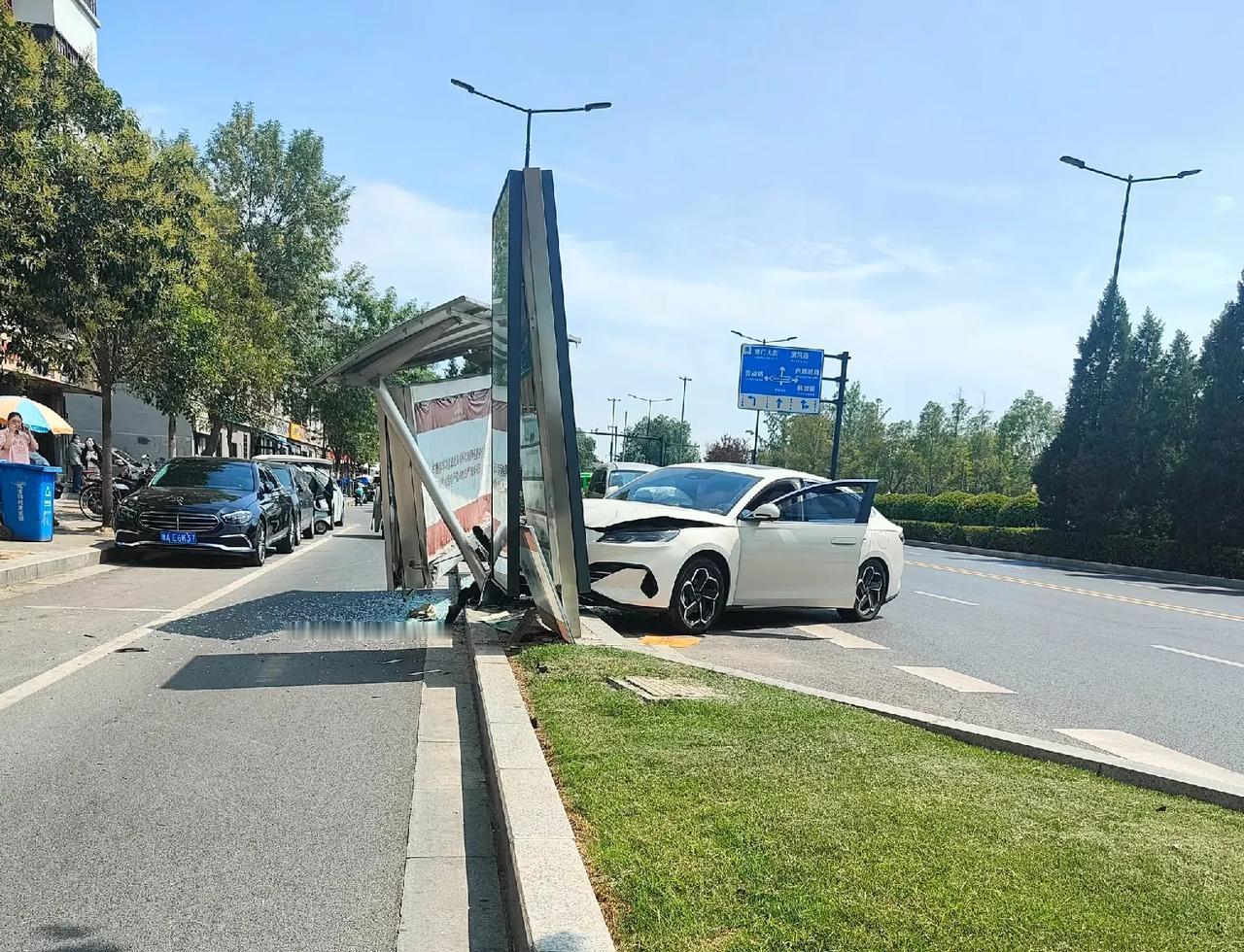 6月22日，河南省开封市顺河回族区苹果园中路发生一起惊险交通事故。一辆白色轿车疑