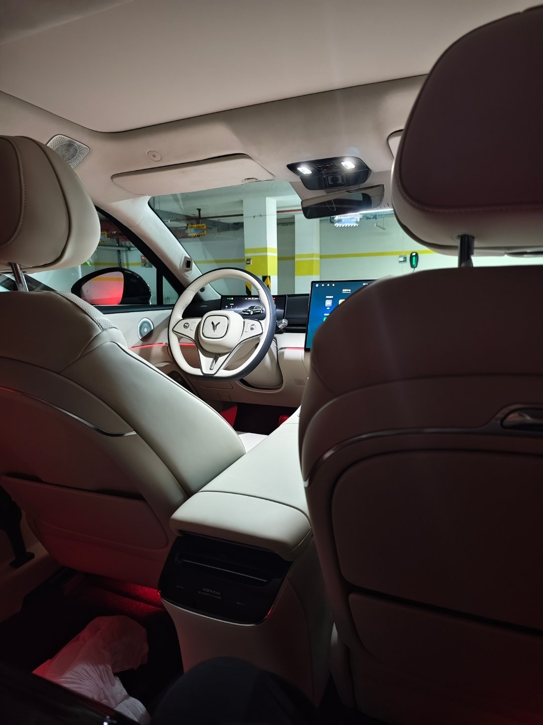 坐在追光L的后排享受一下，突然脑子里面就一个想法：如果不是这一轮国产智能电车的汹