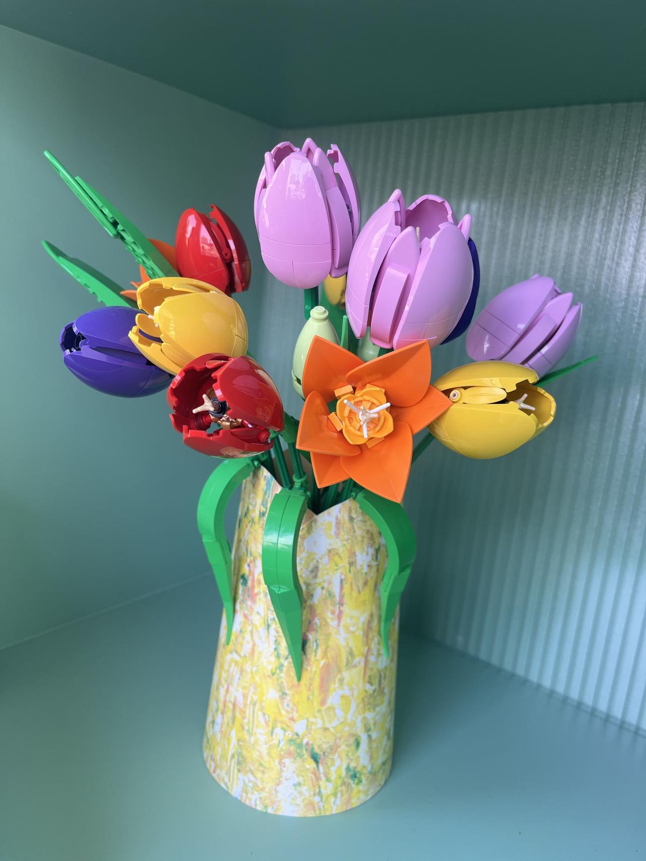 上海乐高拼花，虽然我一直觉得还是仿真的假花更美更经济实惠，但乐高的创意还是可以的