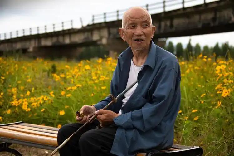 古往今来，智慧在民间流传，以下是从老一辈口中精选的15条人生箴言，它们如同明灯，