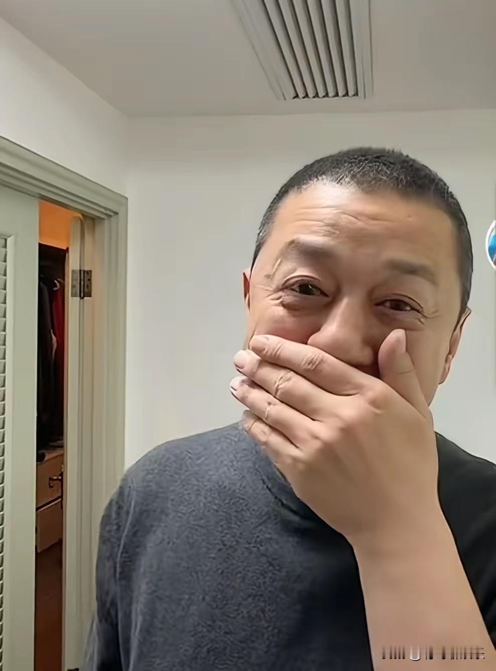 李亚鹏哭了？这次我真不觉得他矫情

香港慈善晚宴募了336万，有人嫌少，说寒酸。