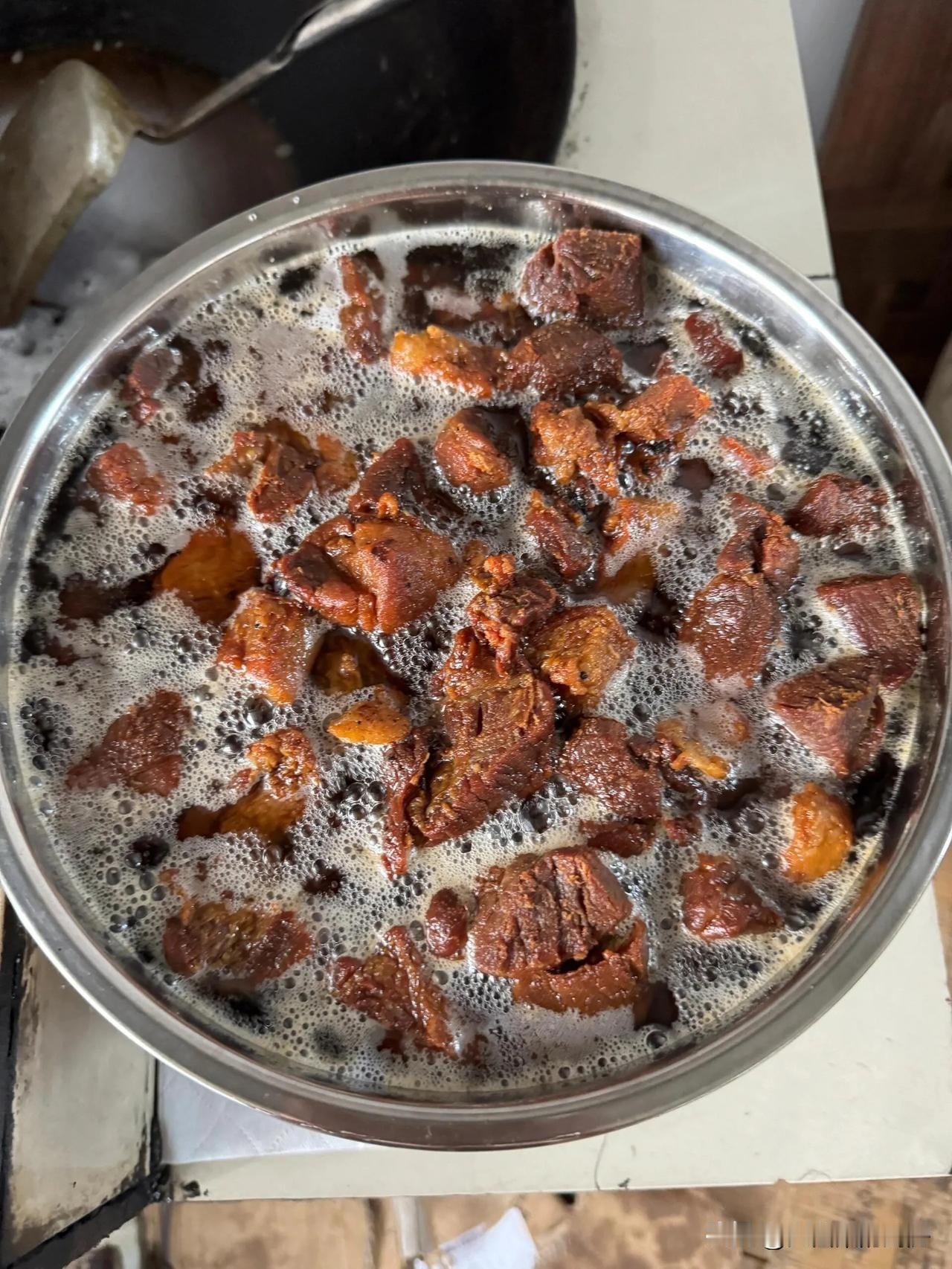 我也超爱五花咸肉！之前花俩小时炸了29斤油炸肉，那场面，跟过年似的。

这炸五花