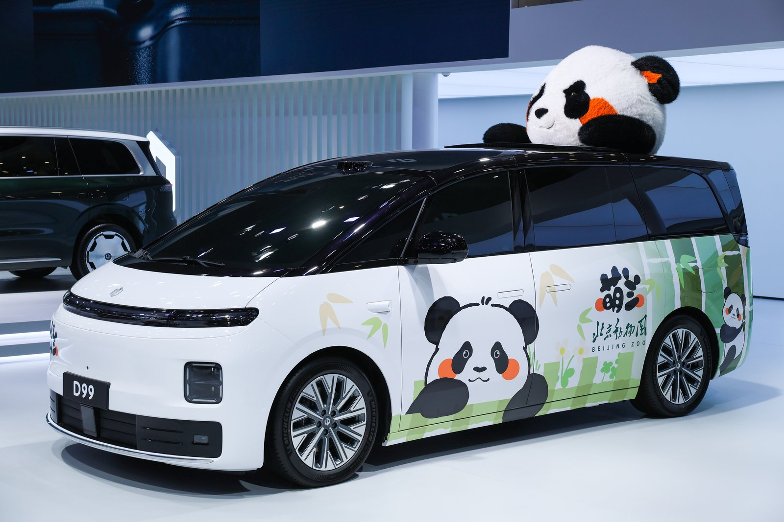 零跑搞了一台D99熊猫定制车，整个车身贴的熊猫涂装，往展台上一摆，直接变成老外打