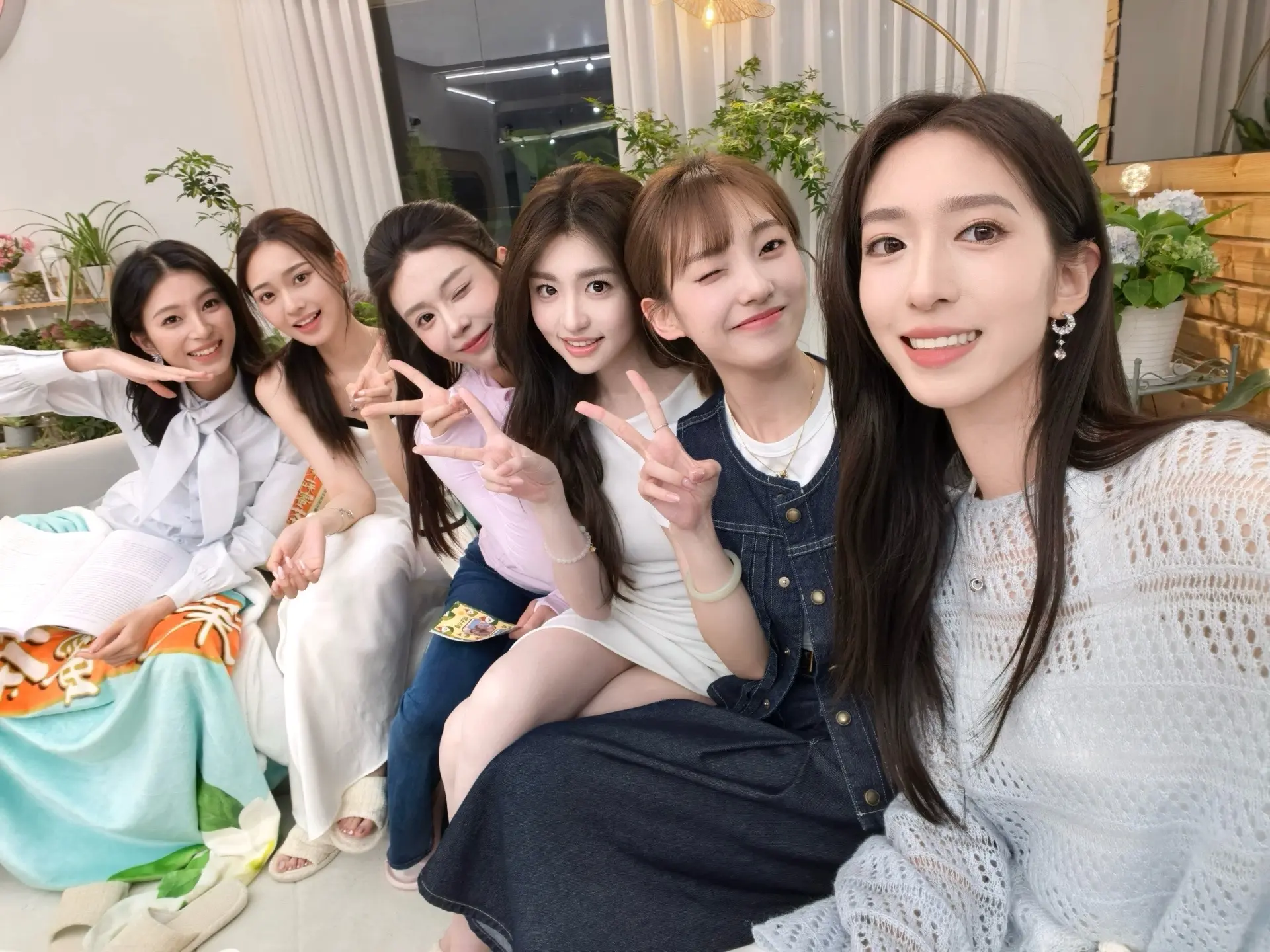 和我的美宝们🥹。在舞会和大家的第一次见面真的好开心😆 入住小屋还和...