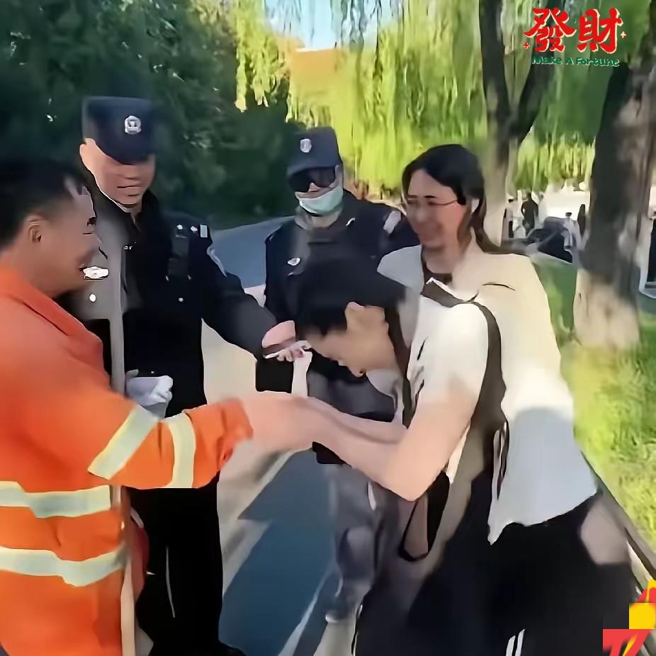 美国姑娘北京街头落泪，只因环卫大叔一个举动
 
一个美国姑娘在北京街头，盯着环卫