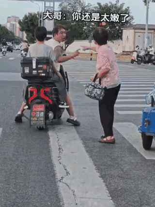 走大妈的路，让大妈无路可走，男子以其人之道还治其人之身，用魔法打败魔法，大妈甘拜