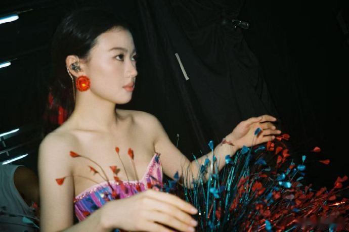 单依纯演唱会怪诞妆容  单依纯怪诞妆容 昏暗舞台配哥特风怪诞妆容，单依纯一出场，